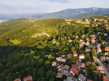 Bulgaristan 'ın Filibe Bölgesi' ndeki ondokuzuncu yüzyıl evleriyle Yavrovo köyünün şaşırtıcı hava manzarası