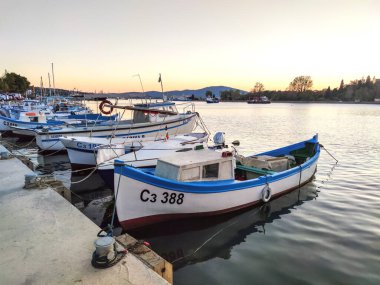 SOZOPOL, BULGARIA - 1 Eylül 2020, 2016: Bulgaristan 'ın Burgaz Bölgesi Sozopol limanında İnanılmaz Gün Batımı