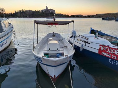 SOZOPOL, BULGARIA - 1 Eylül 2020, 2016: Bulgaristan 'ın Burgaz Bölgesi Sozopol limanında İnanılmaz Gün Batımı