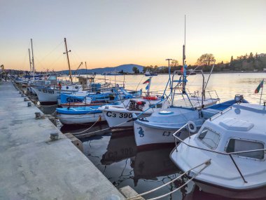 SOZOPOL, BULGARIA - 1 Eylül 2020, 2016: Bulgaristan 'ın Burgaz Bölgesi Sozopol limanında İnanılmaz Gün Batımı