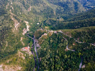 Bulgaristan 'ın Rodop Dağı' ndan geçen Chepelarska Nehri 'nin (Chaya) havadan görünüşü