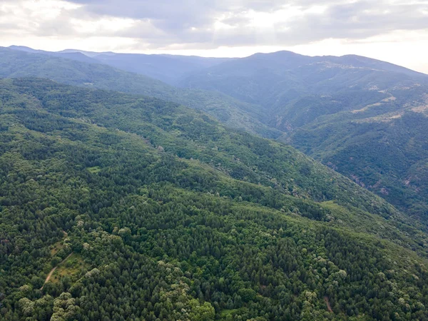 保加利亚普罗夫迪夫地区Asenovgrad镇附近的罗得波山脉惊人的空中景观 — 图库照片
