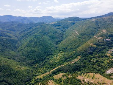 Bulgaristan 'ın Filibe Bölgesi' ndeki Oreshets Köyü yakınlarındaki Rodop Dağları 'nın hava manzarası
