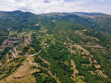 Bulgaristan 'ın Filibe Bölgesi' ndeki Oreshets Köyü yakınlarındaki Rodop Dağları 'nın hava manzarası