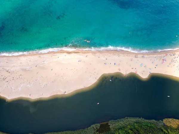 Bulgaristan 'ın Burgaz Bölgesi Sinemorets köyü, Veleka Nehri' nin ağzındaki sahil manzarası