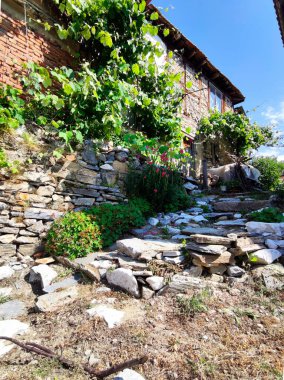 19. yüzyıldan kalma otantik evleri olan Delchevo köyü, Blagoevgrad bölgesi, Bulgaristan