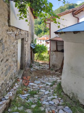 19. yüzyıldan kalma otantik evleri olan Delchevo köyü, Blagoevgrad bölgesi, Bulgaristan