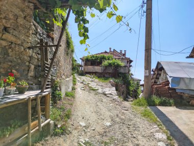 19. yüzyıldan kalma otantik evleri olan Delchevo köyü, Blagoevgrad bölgesi, Bulgaristan