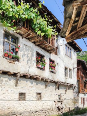 19. yüzyıldan kalma otantik evleri olan Delchevo köyü, Blagoevgrad bölgesi, Bulgaristan