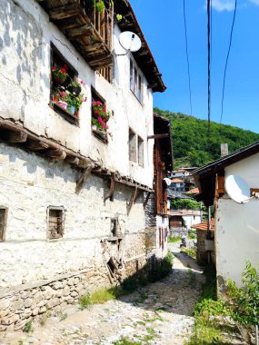 19. yüzyıldan kalma otantik evleri olan Delchevo köyü, Blagoevgrad bölgesi, Bulgaristan