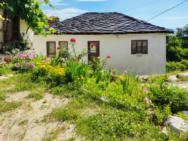 19. yüzyıldan kalma otantik evleri olan Delchevo köyü, Blagoevgrad bölgesi, Bulgaristan