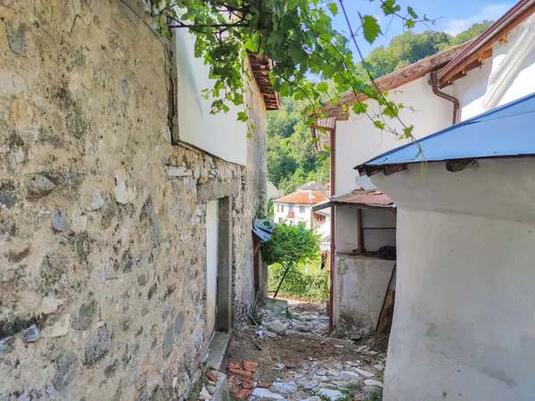 19. yüzyıldan kalma otantik evleri olan Delchevo köyü, Blagoevgrad bölgesi, Bulgaristan