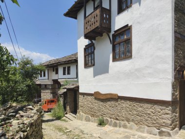 Otantik ondokuzuncu yüzyıl evleriyle Leshten Köyü, Blagoevgrad Bölgesi, Bulgaristan