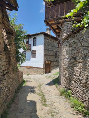 Otantik ondokuzuncu yüzyıl evleriyle Leshten Köyü, Blagoevgrad Bölgesi, Bulgaristan