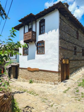 Otantik ondokuzuncu yüzyıl evleriyle Leshten Köyü, Blagoevgrad Bölgesi, Bulgaristan