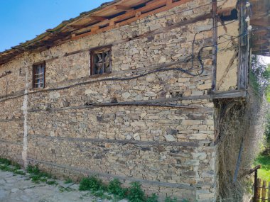 Otantik ondokuzuncu yüzyıl evleriyle Leshten Köyü, Blagoevgrad Bölgesi, Bulgaristan