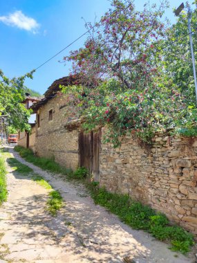 Otantik ondokuzuncu yüzyıl evleriyle Leshten Köyü, Blagoevgrad Bölgesi, Bulgaristan