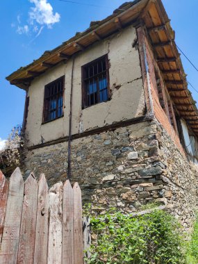 Otantik ondokuzuncu yüzyıl evleriyle Leshten Köyü, Blagoevgrad Bölgesi, Bulgaristan