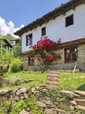 Otantik ondokuzuncu yüzyıl evleriyle Leshten Köyü, Blagoevgrad Bölgesi, Bulgaristan