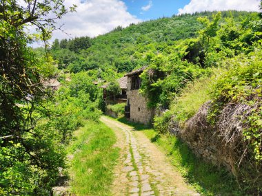 Otantik ondokuzuncu yüzyıl evleriyle Leshten Köyü, Blagoevgrad Bölgesi, Bulgaristan