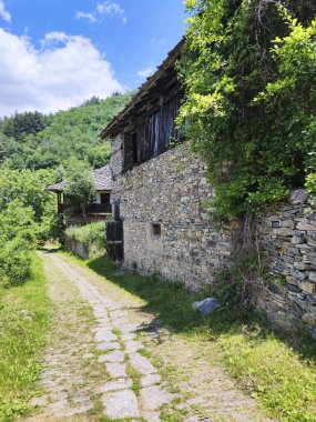 Otantik ondokuzuncu yüzyıl evleriyle Leshten Köyü, Blagoevgrad Bölgesi, Bulgaristan