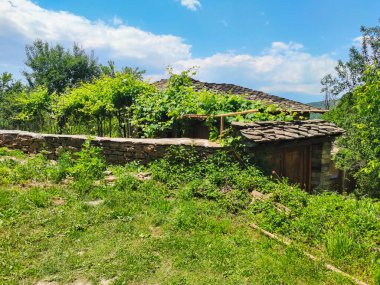 Otantik ondokuzuncu yüzyıl evleriyle Leshten Köyü, Blagoevgrad Bölgesi, Bulgaristan