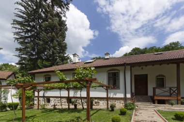 Bulgaristan 'ın başkenti Sofya' daki Lyulin Dağı 'ndaki Kutsal Üçlü Manastırı' na adanmış Ortodoks Divotino Manastırı