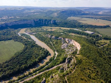 Bulgaristan 'ın Balkan Dağları' nın Karlukovo köyü yakınlarından geçen Iskar Nehri 'nin hava manzarası