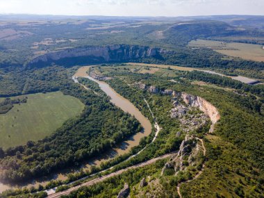 Bulgaristan 'ın Balkan Dağları' nın Karlukovo köyü yakınlarından geçen Iskar Nehri 'nin hava manzarası