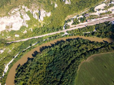 Bulgaristan 'ın Balkan Dağları' nın Karlukovo köyü yakınlarından geçen Iskar Nehri 'nin hava manzarası