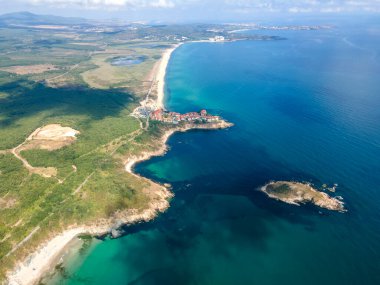 Bulgaristan 'ın Burgaz Bölgesi Arkutino bölgesindeki Yılan Adası' nın havadan görüntüsü