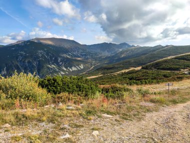 Musala tepesi ve Yastrebets, Rila Dağı, Bulgaristan yakınlarındaki inanılmaz gün batımı manzarası