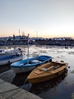 SOZOPOL, BULGARIA - 1 Eylül 2020: Bulgaristan 'ın Burgaz Bölgesi Sozopol limanının günbatımı manzarası