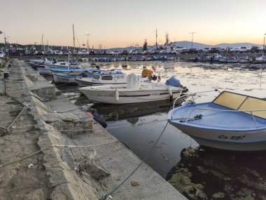 SOZOPOL, BULGARIA - 1 Eylül 2020: Bulgaristan 'ın Burgaz Bölgesi Sozopol limanının günbatımı manzarası