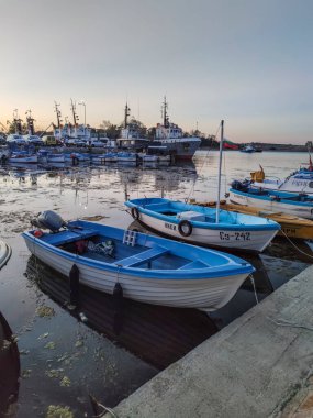 SOZOPOL, BULGARIA - 1 Eylül 2020: Bulgaristan 'ın Burgaz Bölgesi Sozopol limanının günbatımı manzarası