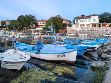 SOZOPOL, BULGARIA - 1 Eylül 2020: Bulgaristan 'ın Burgaz Bölgesi Sozopol limanının günbatımı manzarası