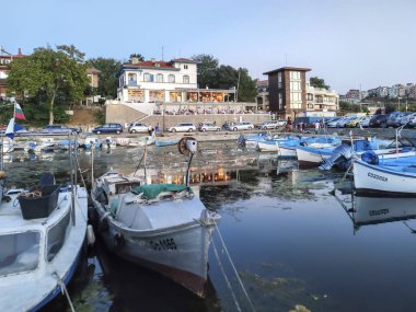 SOZOPOL, BULGARIA - 1 Eylül 2020: Bulgaristan 'ın Burgaz Bölgesi Sozopol limanının günbatımı manzarası