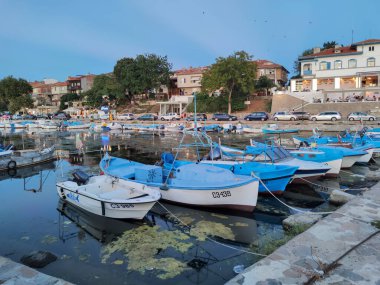 SOZOPOL, BULGARIA - 1 Eylül 2020: Bulgaristan 'ın Burgaz Bölgesi Sozopol limanının günbatımı manzarası