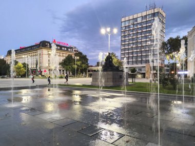 PLOVDIV, BULGARIA - 4 Eylül 2020: Bulgaristan 'ın Filibe kentinin merkez meydanının gün batımı manzarası