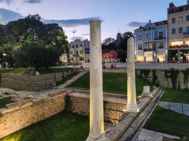 PLOVDIV, BULGARIA - 4 Eylül 2020: Bulgaristan 'ın Filibe kentinin merkez meydanının gün batımı manzarası