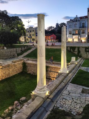 PLOVDIV, BULGARIA - 4 Eylül 2020: Bulgaristan 'ın Filibe kentinin merkez meydanının gün batımı manzarası