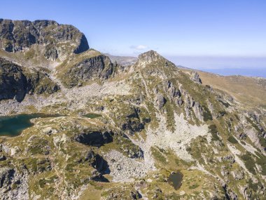 Bulgaristan 'ın Rila Dağı' ndaki Malyovitsa zirvesi yakınlarındaki Elenino gölünün havadan görüntüsü