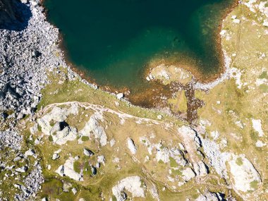 Bulgaristan 'ın Rila Dağı' ndaki Malyovitsa zirvesi yakınlarındaki Elenino gölünün havadan görüntüsü