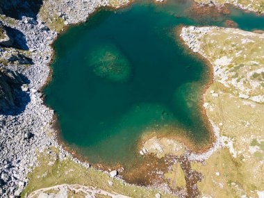 Bulgaristan 'ın Rila Dağı' ndaki Malyovitsa zirvesi yakınlarındaki Elenino gölünün havadan görüntüsü