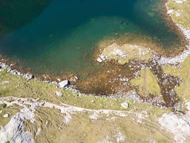 Bulgaristan 'ın Rila Dağı' ndaki Malyovitsa zirvesi yakınlarındaki Elenino gölünün havadan görüntüsü