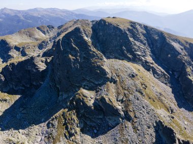 Bulgaristan 'ın Rila Dağı' ndaki Malyovitsa zirvesi yakınlarındaki Elenino gölünün havadan görüntüsü