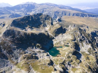 Bulgaristan 'ın Rila Dağı' ndaki Malyovitsa zirvesi yakınlarındaki Elenino gölünün havadan görüntüsü