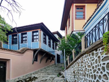 PLOVDIV, BULGARIA - SEPTEMBER 4, 2020: Mimari ve tarihi rezerv olarak Sokak ve Dokuzuncu Yüzyıl Evleri Bulgaristan 'ın Plovdiv kentindeki eski kasaba