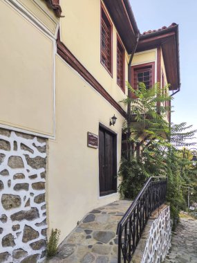 PLOVDIV, BULGARIA - SEPTEMBER 4, 2020: Mimari ve tarihi rezerv olarak Sokak ve Dokuzuncu Yüzyıl Evleri Bulgaristan 'ın Plovdiv kentindeki eski kasaba
