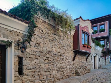 PLOVDIV, BULGARIA - SEPTEMBER 4, 2020: Mimari ve tarihi rezerv olarak Sokak ve Dokuzuncu Yüzyıl Evleri Bulgaristan 'ın Plovdiv kentindeki eski kasaba